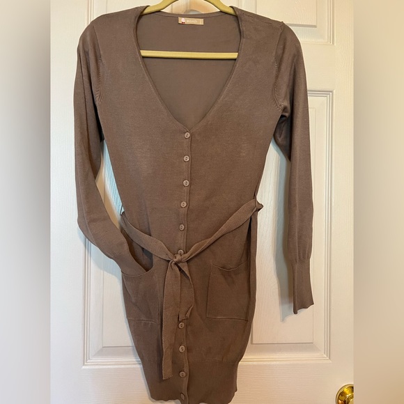 Maolsozu long sleeve, V/neck cardigan. Button down. Light taupe. Size M/L - Picture 1 of 7